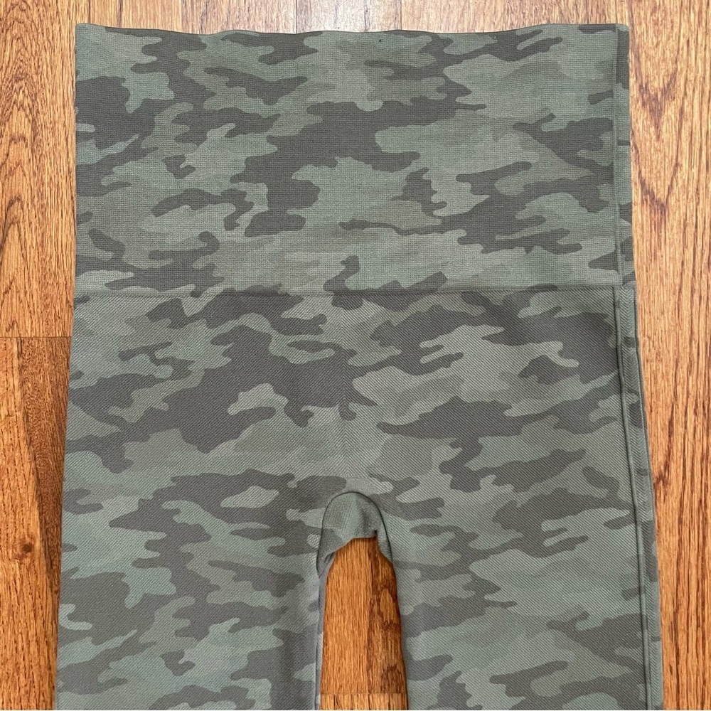 Spanx Look at Me Now Seamless Cropped Leggings in Sage Camo size M - Picture 4 of 11